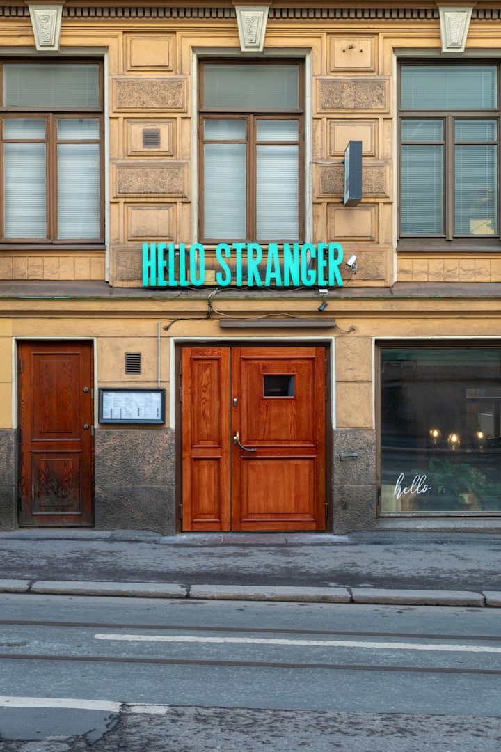 haus Eingang eines Gebäudes mit dem Schriftzug "Hello Stranger" an der Fassade für Firmennamen finden.