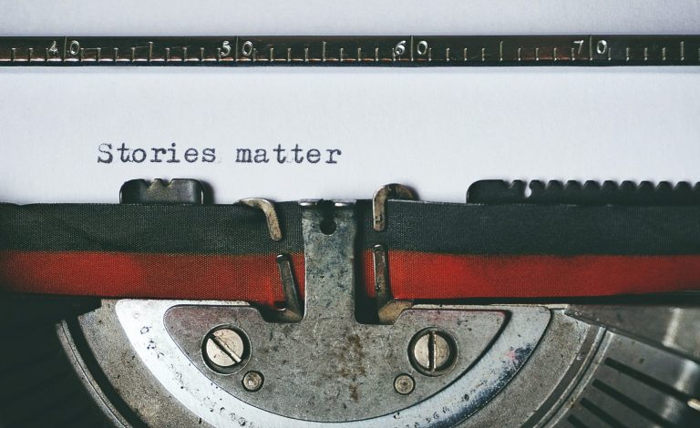 Schreibmaschine mit der aufliegenden Schrift: "Stories matter" für das Brand Naming.